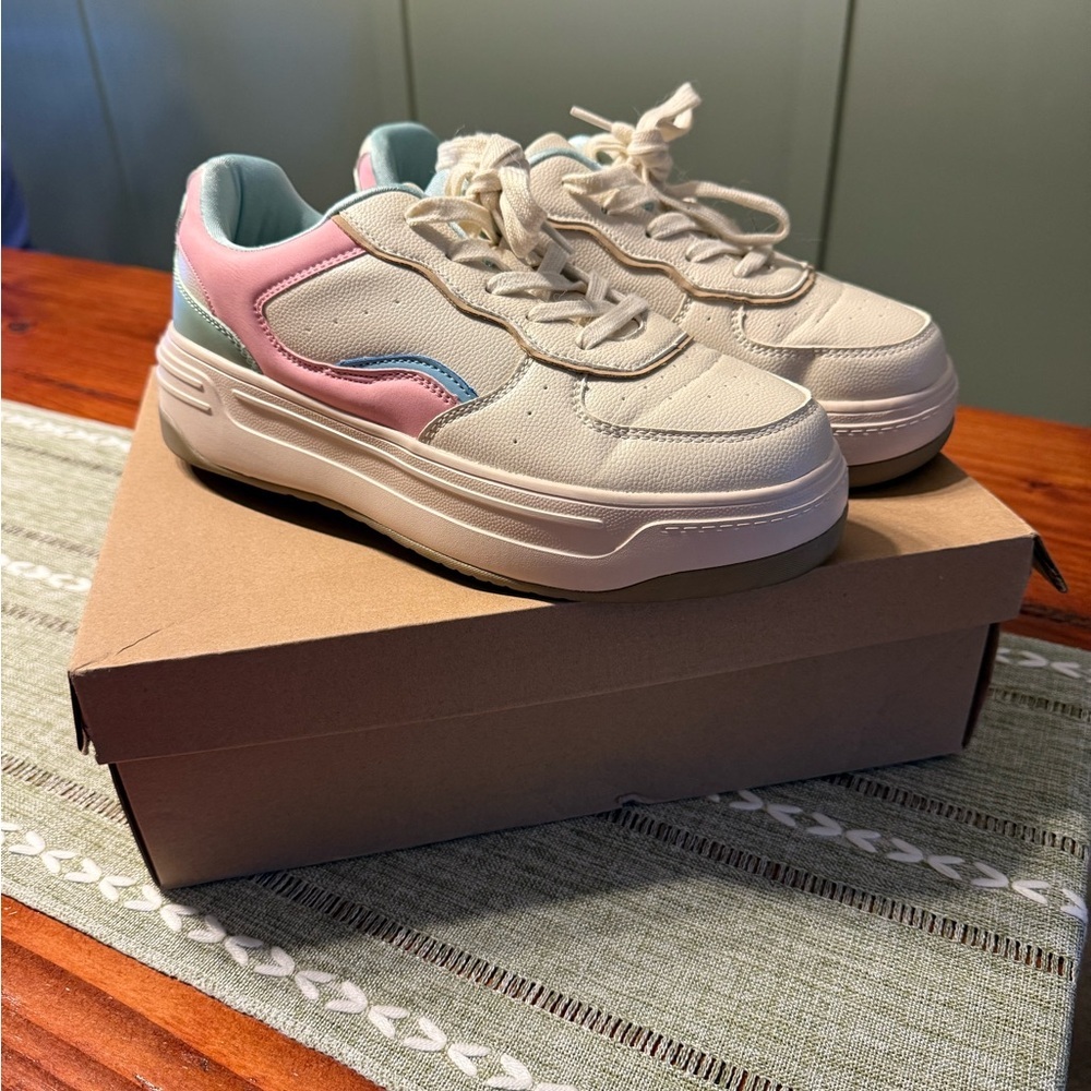 Steve Madden Women’s LNWB Pastel and White Casual Fashion Sneakers - Size 11